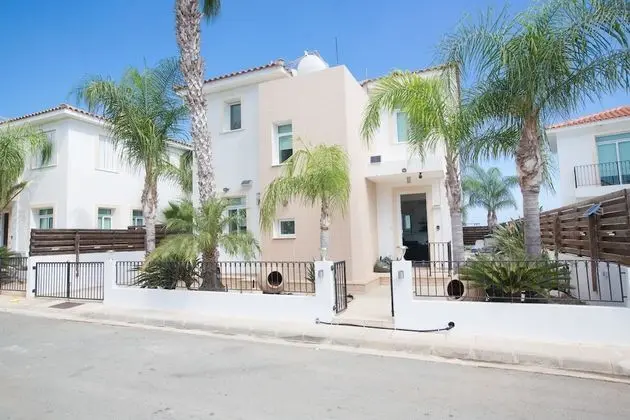 3 Bedroom Villa With Private Pool in Protaras Center - Dış Mekan