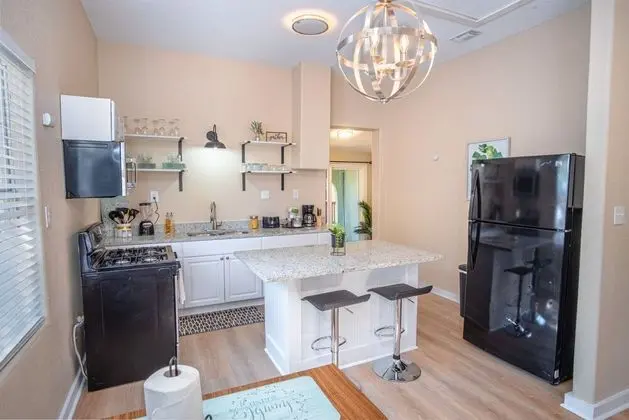3 Br/1 BA Remodeled Home Near Downtown - Mutfak