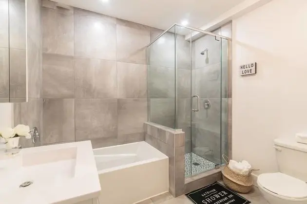 3 Br Luxury & Spacious Apartment in Little Italy - Banyo Tipleri