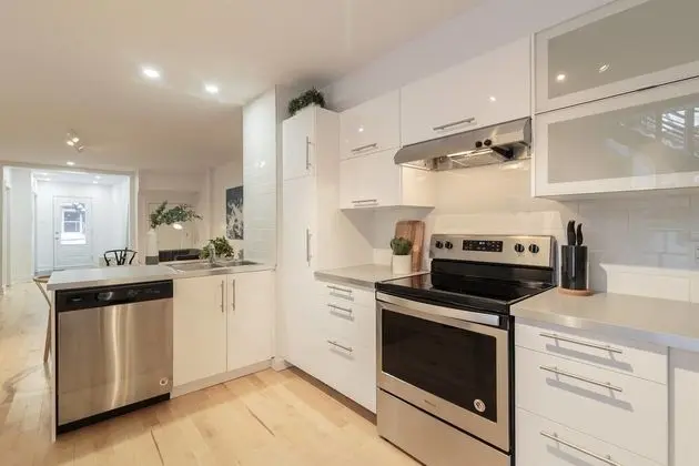 3 Br Luxury & Spacious Apartment in Little Italy - Mutfak