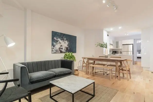 3 Br Luxury & Spacious Apartment in Little Italy - Oda Düzeni