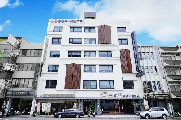 3 Door Hotel - 1