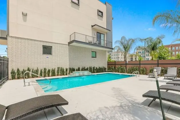 3 Level Brand New Townhouse in Mid City - Havuz