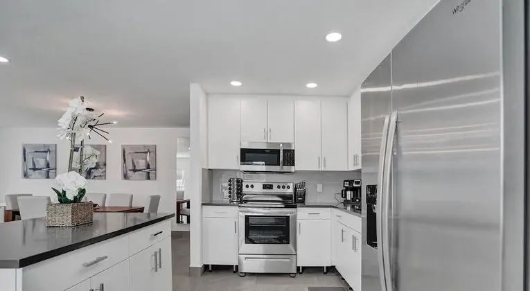 3-storey Home with Beautiful Lake View - Mutfak