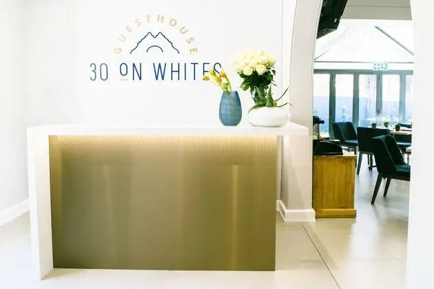 30 on Whites Guesthouse - Lobi