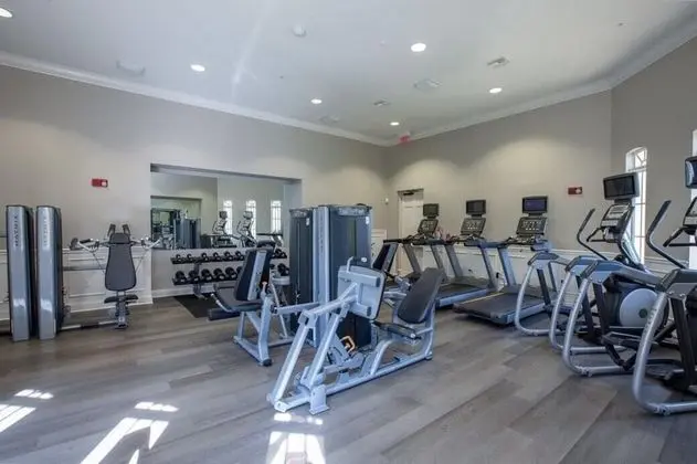 301 - Super Clean & Beautiful. Pools, Gym, Lake - Fitness