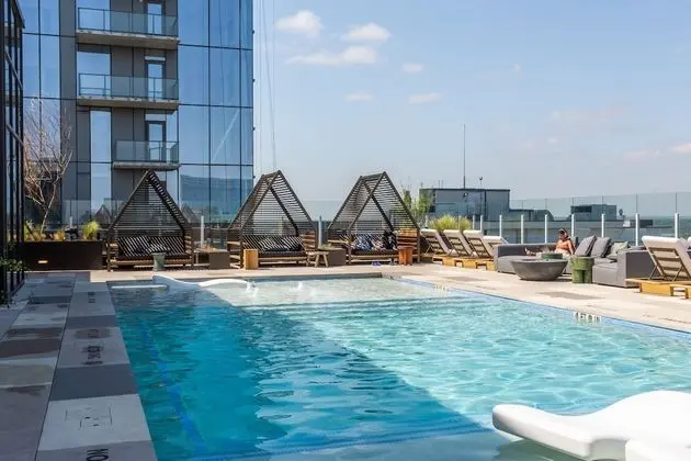31st floor condo on Rainey St by Locale - Havuz