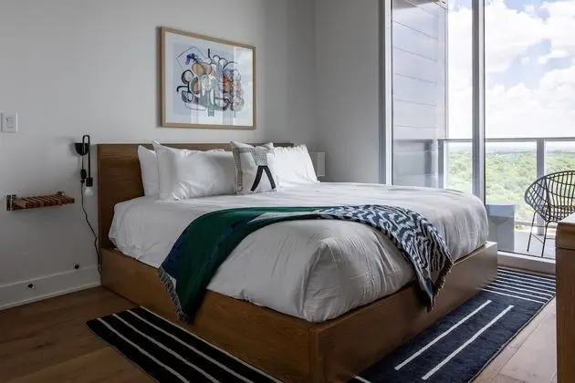 31st floor condo on Rainey St by Locale - Oda