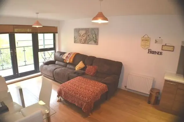 360 Serviced Accommodations - Brentwood 2 Bedroom Executive Apartment With Secure Parking - Bar