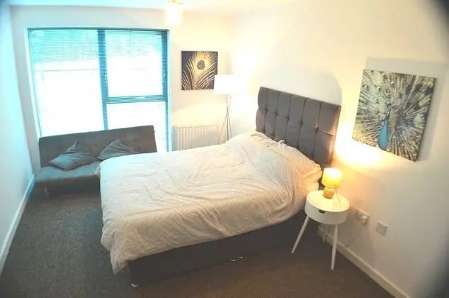 360 Serviced Accommodations - Brentwood 2 Bedroom Executive Apartment With Secure Parking - Oda