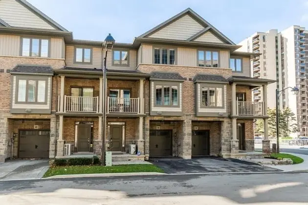 3BR 2 5BA Townhome 1 min to the Beach BBQ Parking