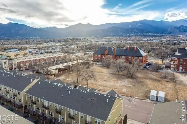 3BR Downtown Townhome /w Stunning Balcony Views! - Dış Mekan