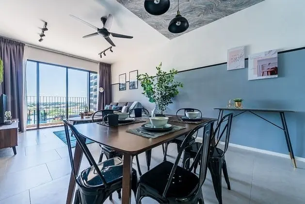 3BR Homestay with Pool View Bukit Rimau - Yerinde Yemek