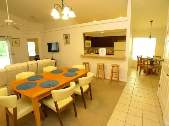 4 BED Pool Home Overlooking Reserve - Mutfak