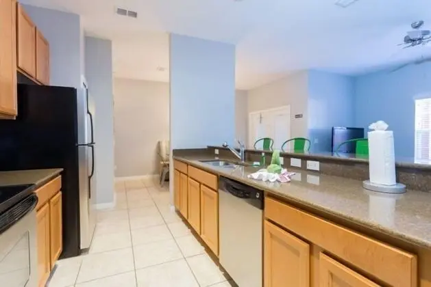 4 Bedroom 3 Bath Town Home With Pool in Paradise Palms Resort - Mutfak