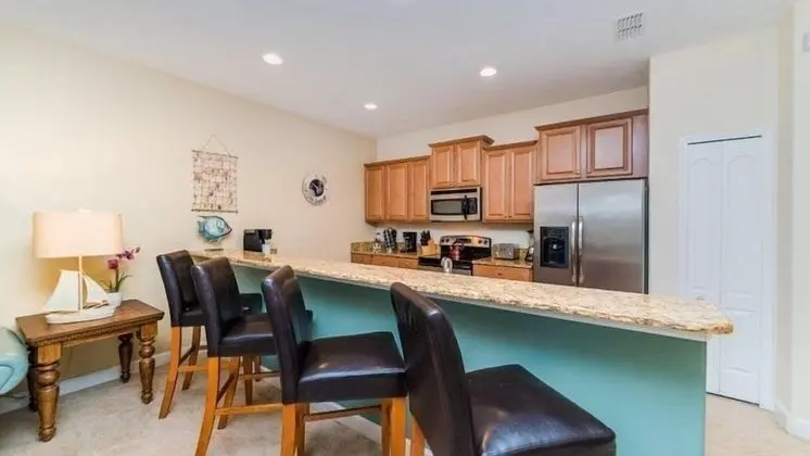4 Bedroom 3 Bath Town Home With Pool in Paradise Palms Resort - Mutfak
