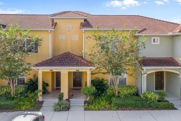 4 Bedroom 3 Bathroom Town Home With Splash Pool