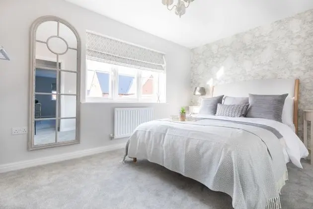 4 Bedroom Detached House 5mins Walk to Shopping Village