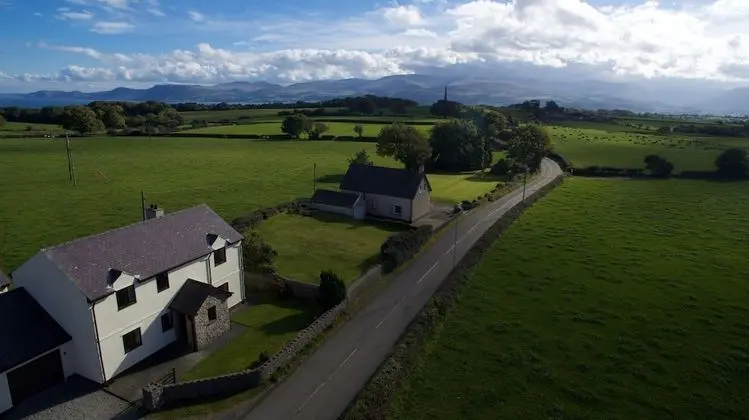 4 Bedroom Detached House- Log Fire, Mountain Views