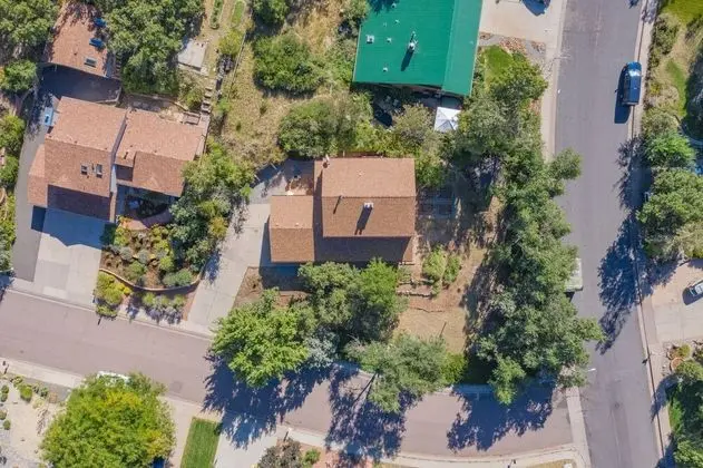 4 BR Country Home in Suburbs W/trails & Parks