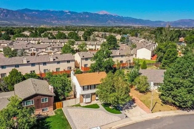 4 BR Country Home In Suburbs W/trails & Parks