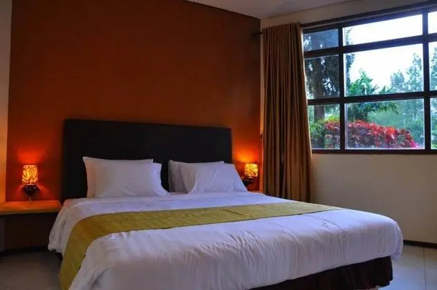 Villa 4 Kamar Klub Bunga Resort No.8 - Oda