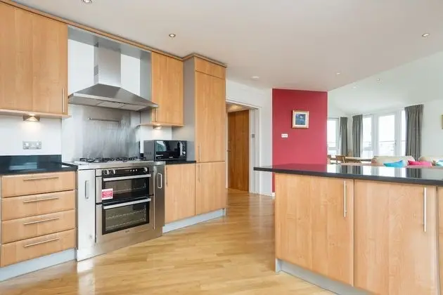 403 Portland Gardens Penthouse Apartment - Mutfak