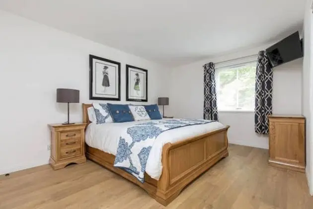 415 Huntingdon Place Apartment