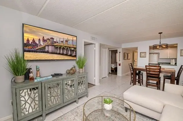 4205 Courtyard Villa 2nd Fl N - Oda