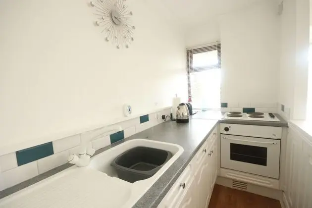 45F Medmerry Park 1 Bedroom Chalet - Mutfak