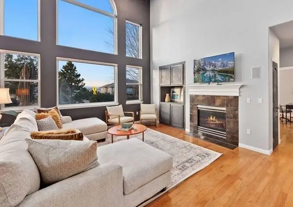 4700 Valley Oak Drive - Öne Çıkan Resim