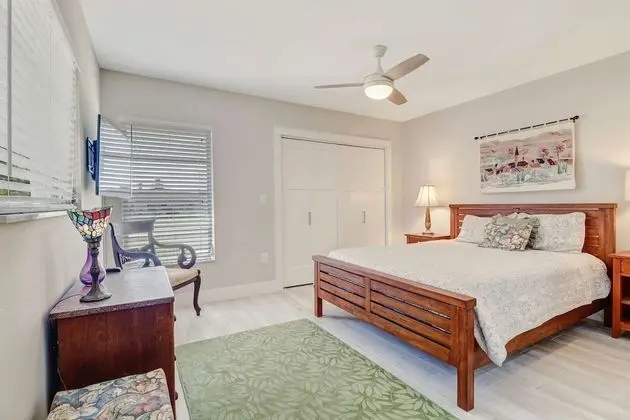 4836/4838 Esplanade St A - Oda