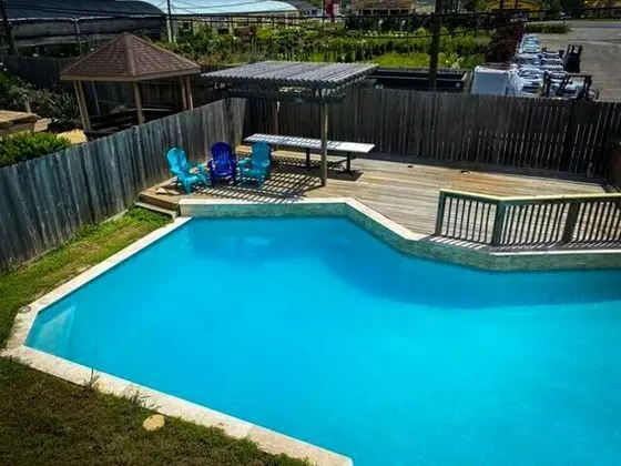 4Bdrm 3.5Bath 8Beds - Pool House