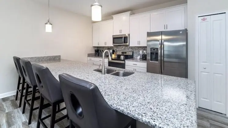 4BR 3BA Townhome in Champions Gate - Mutfak