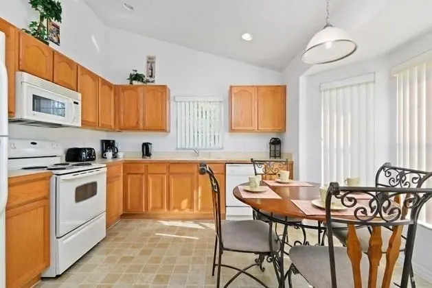 4BR 3BAroom Pool Home In Indian Creek - Mutfak