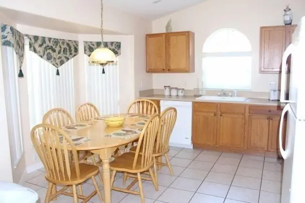4BR 3BAroom Pool Home at Indian Creek - Mutfak
