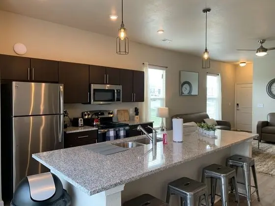 4BR Comfort House With Modern Amenities - Mutfak