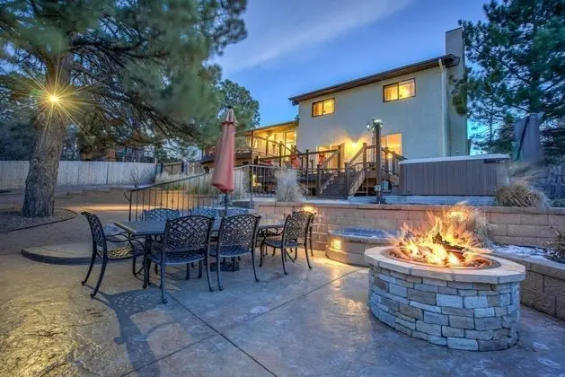 4BR Entertainer AF Academy Hot Tub, Firepit!