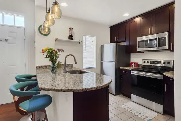 4BR Luxury home, Themed rooms -10 Minutes to Disney - Mutfak