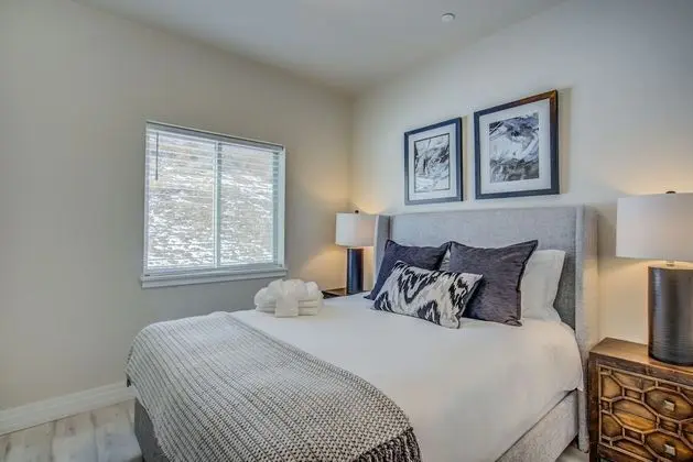 4BR Mnt Viewsmodern Urbanityrooftop Patio - Oda