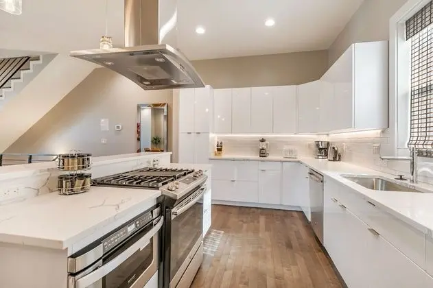 4BR Modern Townhouse in Mid City - Mutfak