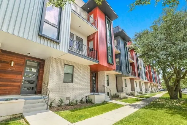 4BR Modern Townhouse in Mid City - Öne Çıkan Resim