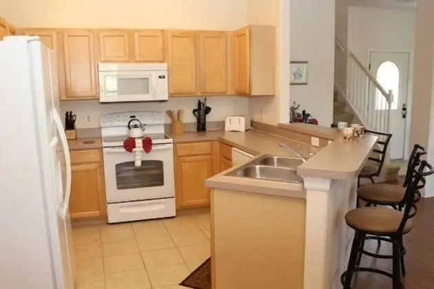 4BR Pool Home in High Grove - Mutfak