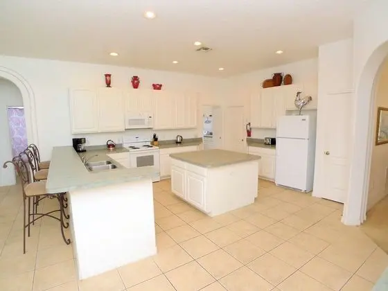 5 BED Pool Home ON Gated Community - Mutfak