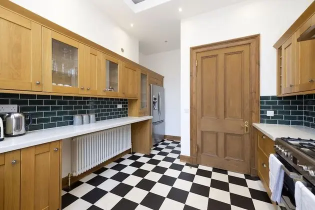 5 Bedroom Apt Near Meadows & George Square - Mutfak