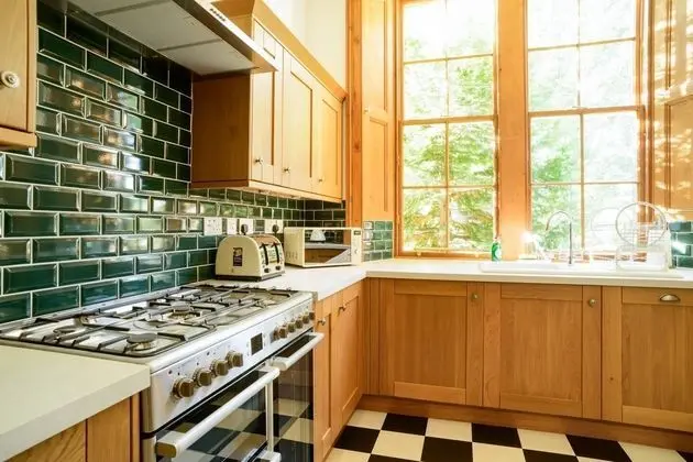 5 Bedroom Apt Near Meadows & George Square - Mutfak