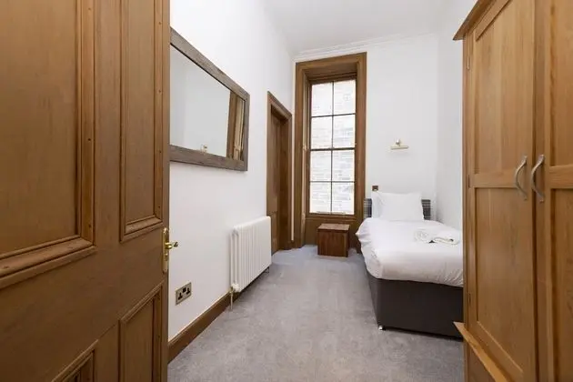 5 Bedroom Apt Near Meadows & George Square - Oda