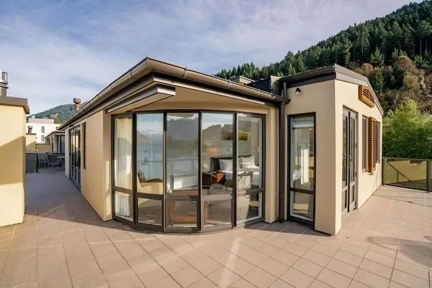 5-BEDROOM PENTHOUSE APARTMENT - THE BEACON