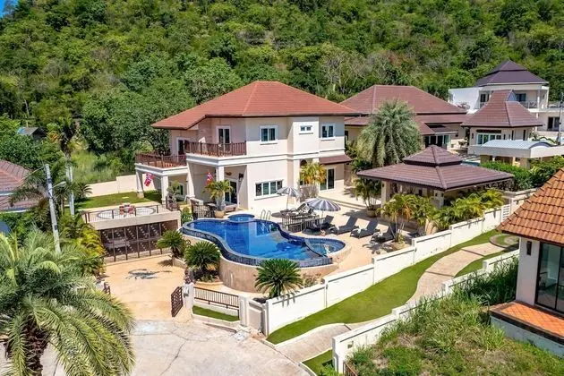 5 Bedroom Pool Villa Close To Town H5