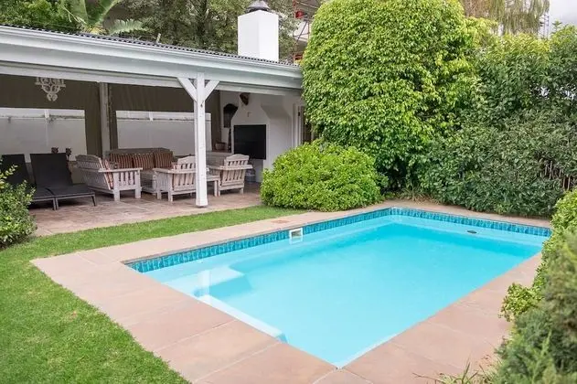 5 Camp Street Guesthouse & Self-catering - Havuz